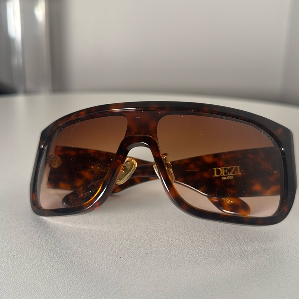 Dezi Blockedt sunglasses